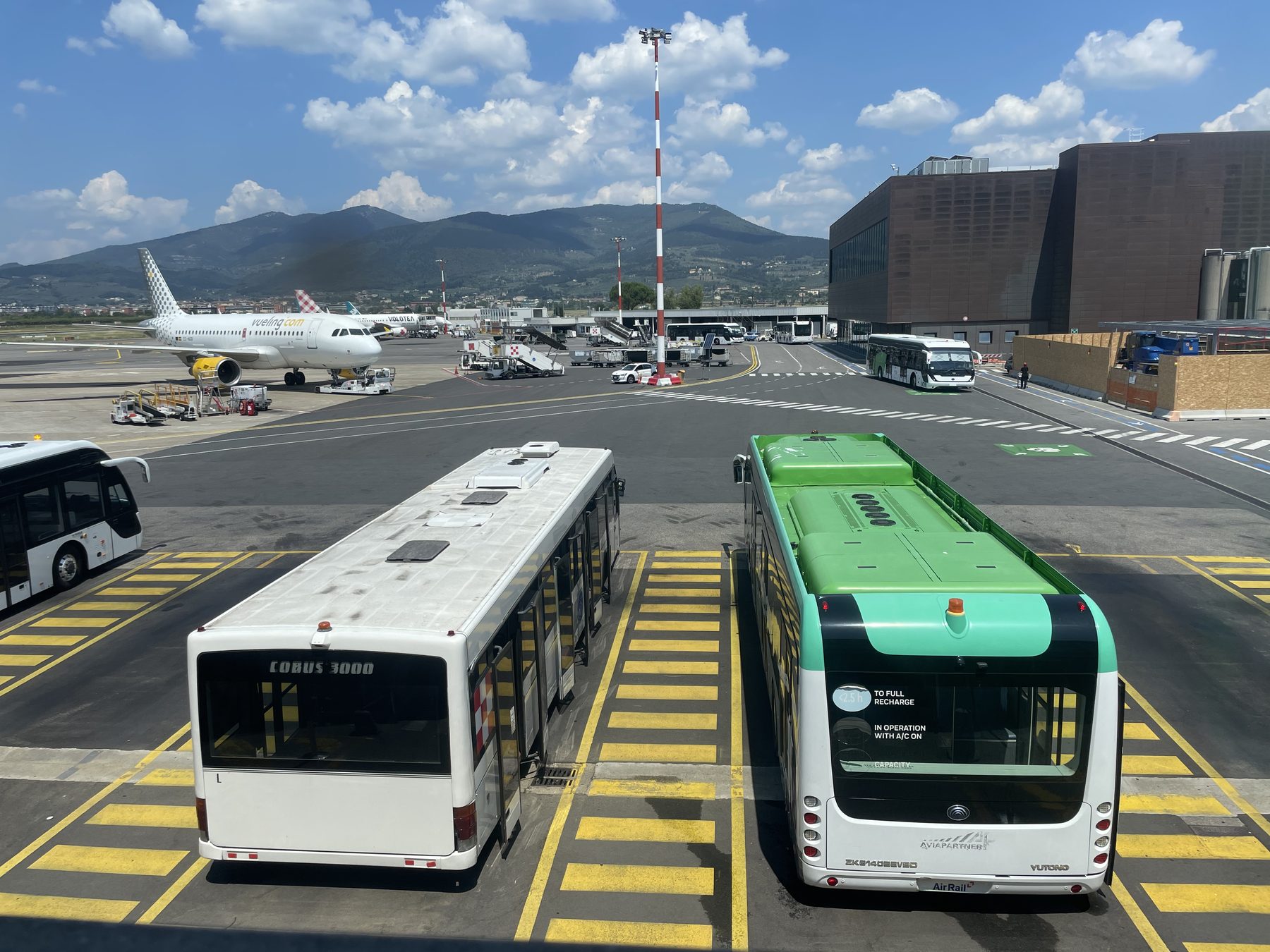 Greve geral na Itália em 30 de outubro: trens, voos e ônibus podem parar 1 Ônibus de pista e aviões da Vueling e da Volotea no pátio do aeroporto de Florença
