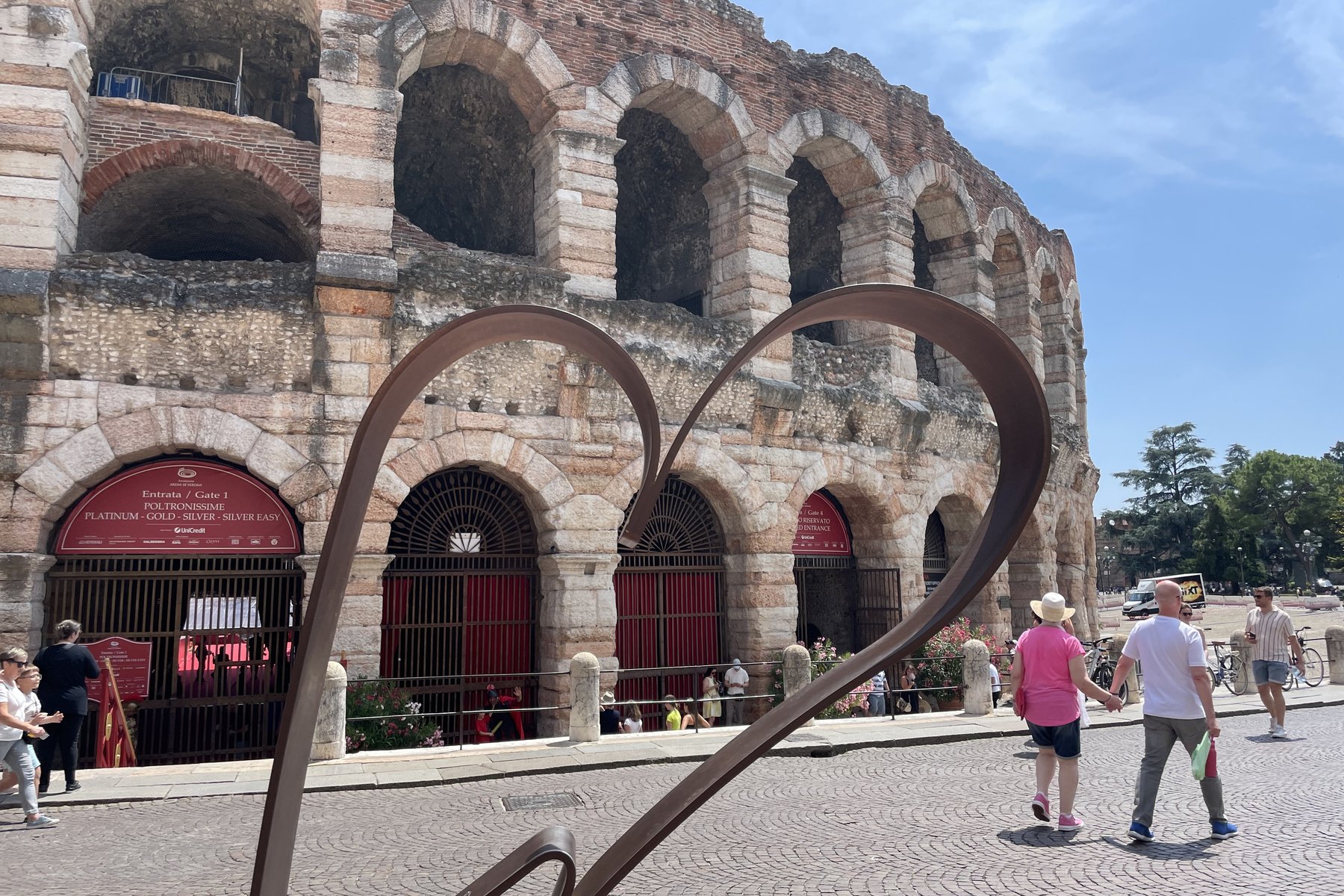 Arena di Verona Opera Festival 2027: programa e ingressos 2 Fachada da Arena de Verona com a entrada do Gate 1 e uma escultura em forma de coração