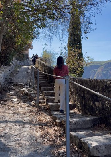 Montenegro em um dia: Perast, Kotor e Herceg Novi saindo de Trebinje 11 O terreno da subida às muralhas de Kotor