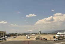 Protesto de caminhoneiros deixa aeroportos do Sul da Itália com pouco querosene: o que muda nos voos Avião pousando e outro em embarque no pátio de um aeroporto na Itália