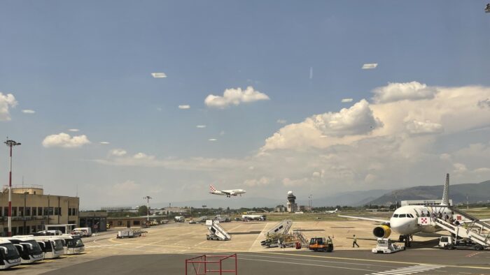 Protesto de caminhoneiros deixa aeroportos do Sul da Itália com pouco querosene: o que muda nos voos 1 Avião pousando e outro em embarque no pátio de um aeroporto na Itália