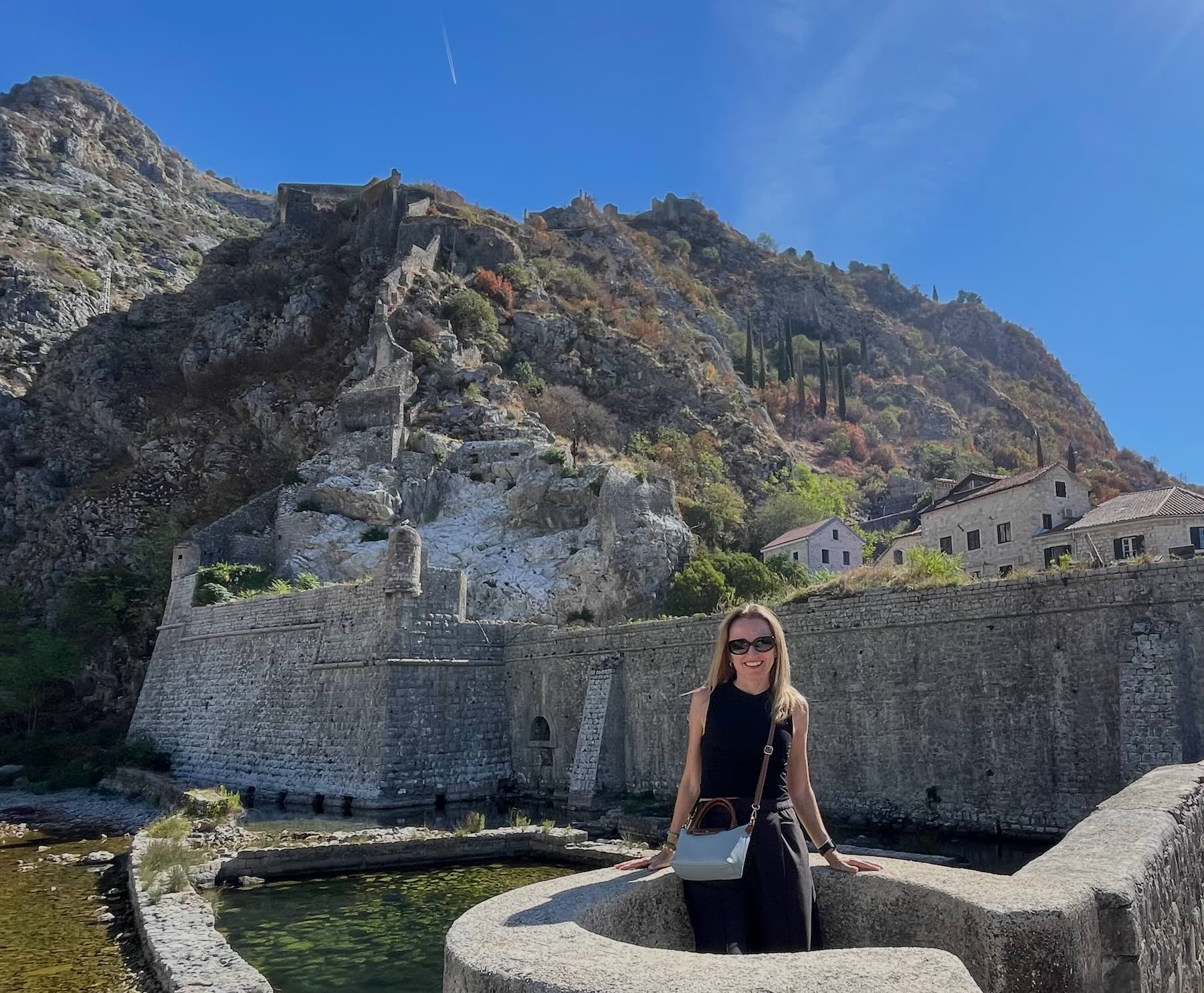 Montenegro em um dia: Perast, Kotor e Herceg Novi saindo de Trebinje 10 A autora diante das muralhas de Kotor, em Montenegro