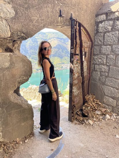 Montenegro em um dia: Perast, Kotor e Herceg Novi saindo de Trebinje 12 Parada para fotos na subida das muralhas de Kotor