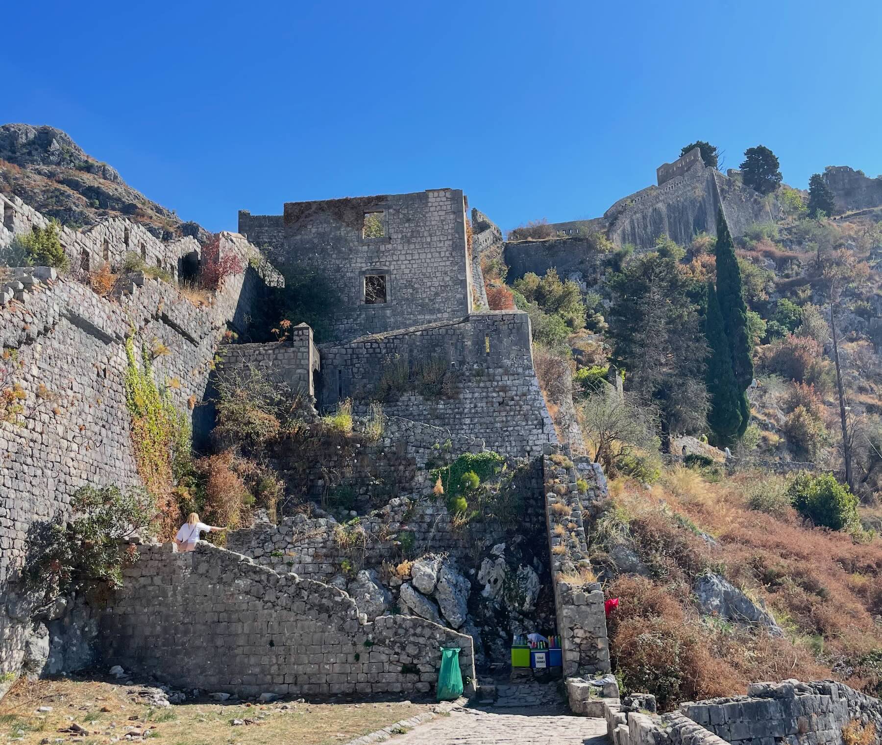 Montenegro em um dia: Perast, Kotor e Herceg Novi saindo de Trebinje 15 Vendedor de bebidas geladas à sombra da muralha, na subida da fortaleza de Kotor