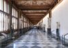 Corredor superior da Galleria degli Uffizi, em Florença, com estátuas e bustos antigos e o teto pintado