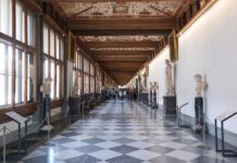 Museus grátis na Itália até 31 de outubro com doação para a prevenção do câncer de mama Corredor superior da Galleria degli Uffizi, em Florença, com estátuas e bustos antigos e o teto pintado