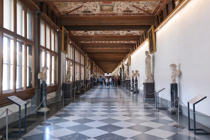 Museus grátis na Itália até 31 de outubro com doação para a prevenção do câncer de mama 2 Corredor superior da Galleria degli Uffizi, em Florença, com estátuas e bustos antigos e o teto pintado