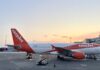 easyJet corta mais 700 mil assentos no inverno: quem mais está reduzindo voos por causa do combustível Avião da easyJet no pátio do aeroporto ao pôr do sol