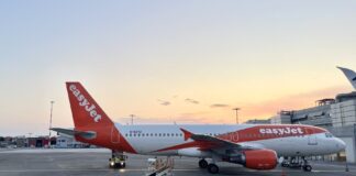 Avião da easyJet no pátio do aeroporto ao pôr do sol