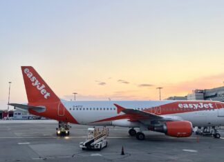 Avião da easyJet no pátio do aeroporto ao pôr do sol