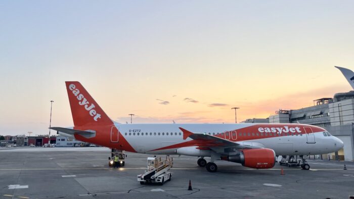 easyJet corta mais 700 mil assentos no inverno: quem mais está reduzindo voos por causa do combustível 1 Avião da easyJet no pátio do aeroporto ao pôr do sol