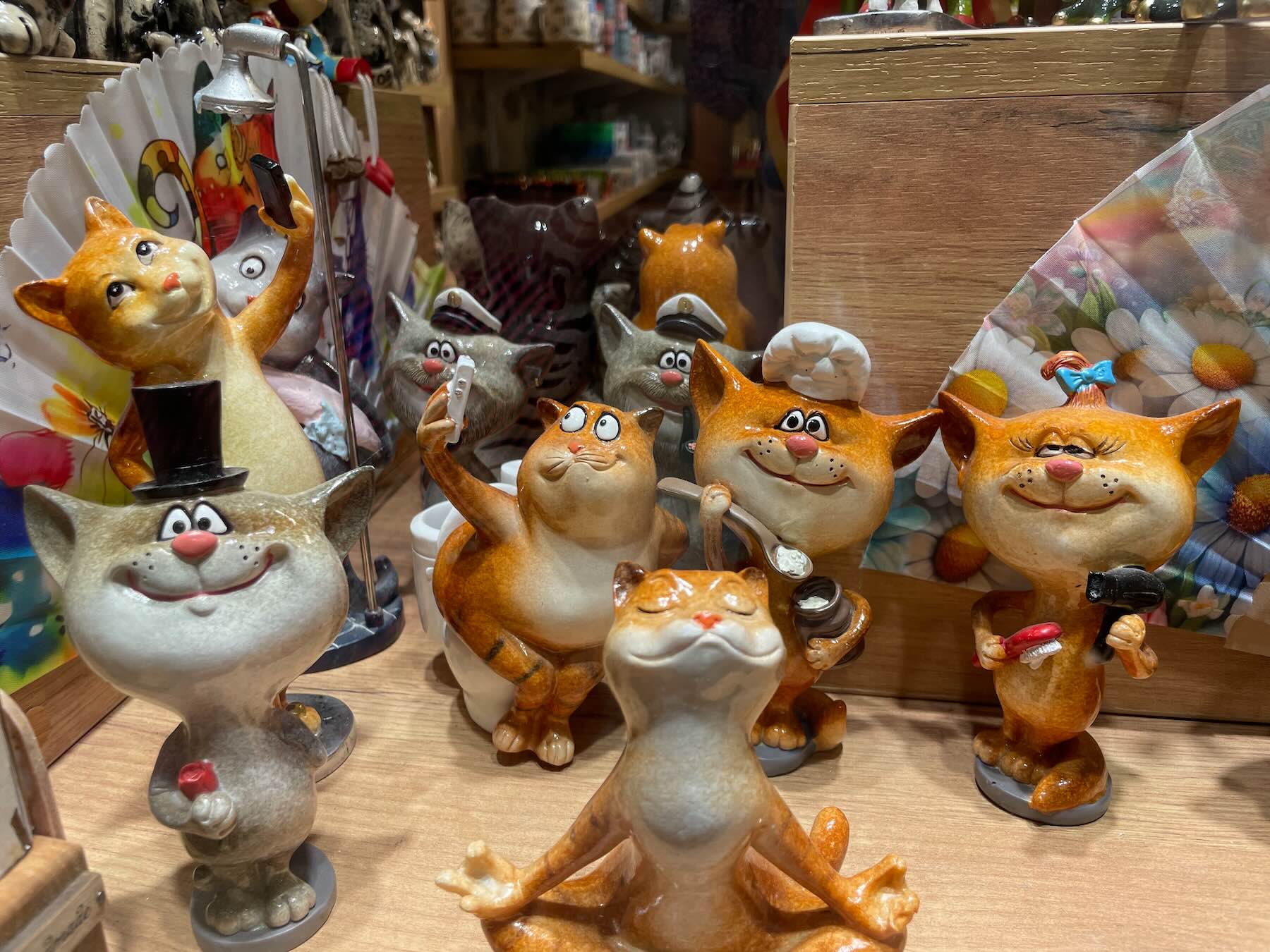 Montenegro em um dia: Perast, Kotor e Herceg Novi saindo de Trebinje 21 Estatuetas de gatos sorridentes numa loja de souvenirs de Kotor