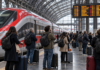 Passageiros aguardam em plataforma de estação ferroviária durante greve na Itália
