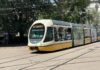 Greve em Milão nesta sexta, 9 de outubro: metrô, ônibus e bondes podem parar Bonde amarelo e branco da ATM na linha 15 circulando em uma praça arborizada de Milão