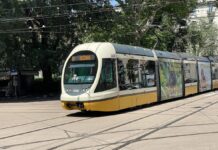 Greve em Milão nesta sexta, 9 de outubro: metrô, ônibus e bondes podem parar Bonde amarelo e branco da ATM na linha 15 circulando em uma praça arborizada de Milão