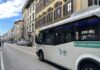 Greve geral na Toscana em 14 de outubro: horários de trens e ônibus Micro-ônibus elétrico branco da Autolinee Toscane parado numa rua do centro de Florença