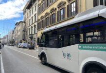 Greve geral na Toscana em 14 de outubro: horários de trens e ônibus Micro-ônibus elétrico branco da Autolinee Toscane parado numa rua do centro de Florença