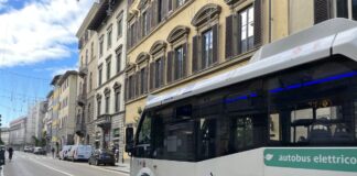 Micro-ônibus elétrico branco da Autolinee Toscane parado numa rua do centro de Florença