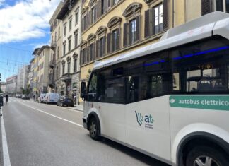 Micro-ônibus elétrico branco da Autolinee Toscane parado numa rua do centro de Florença