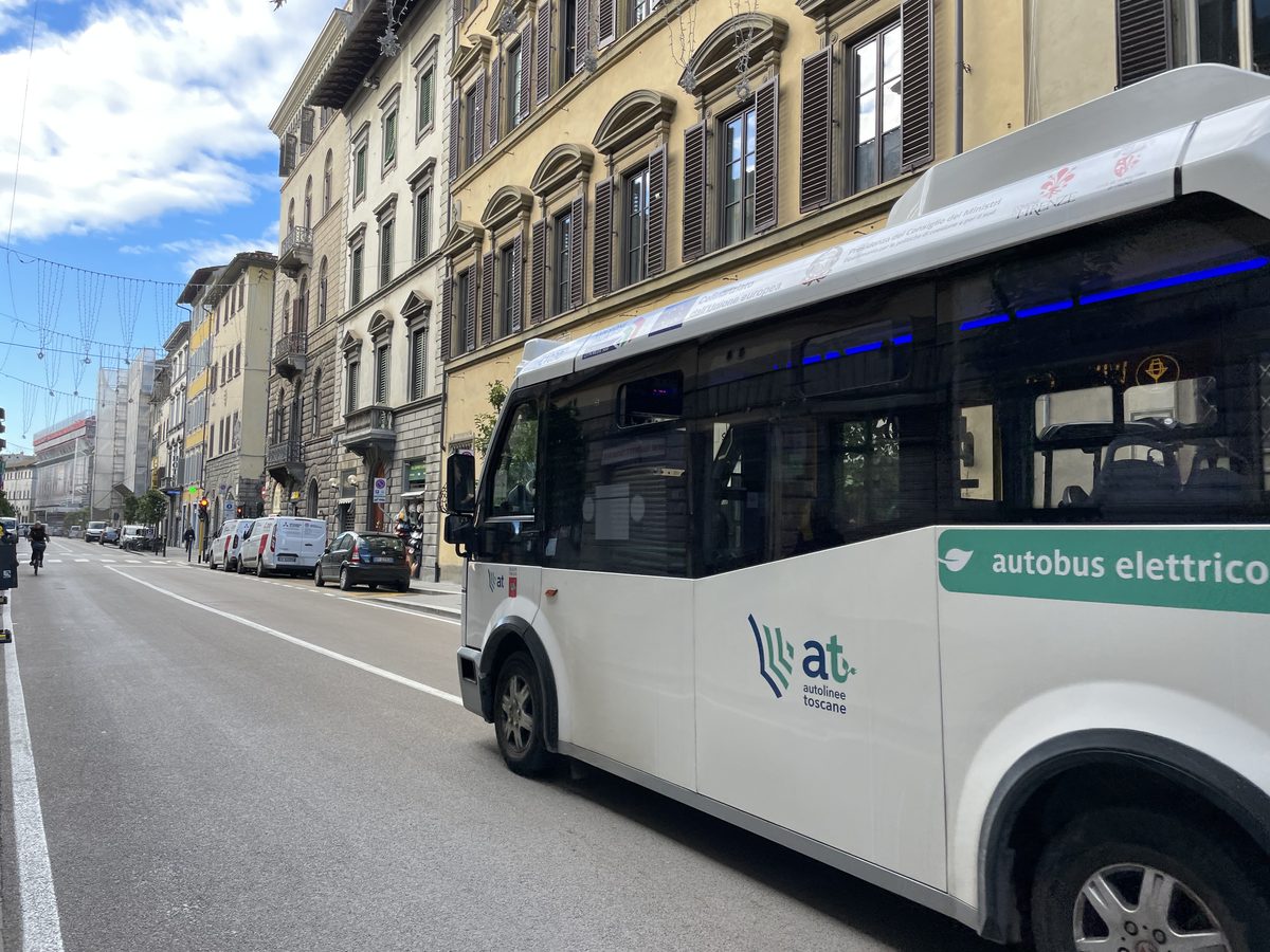 Greve geral na Toscana em 14 de outubro: horários de trens e ônibus 1 Micro-ônibus elétrico branco da Autolinee Toscane parado numa rua do centro de Florença