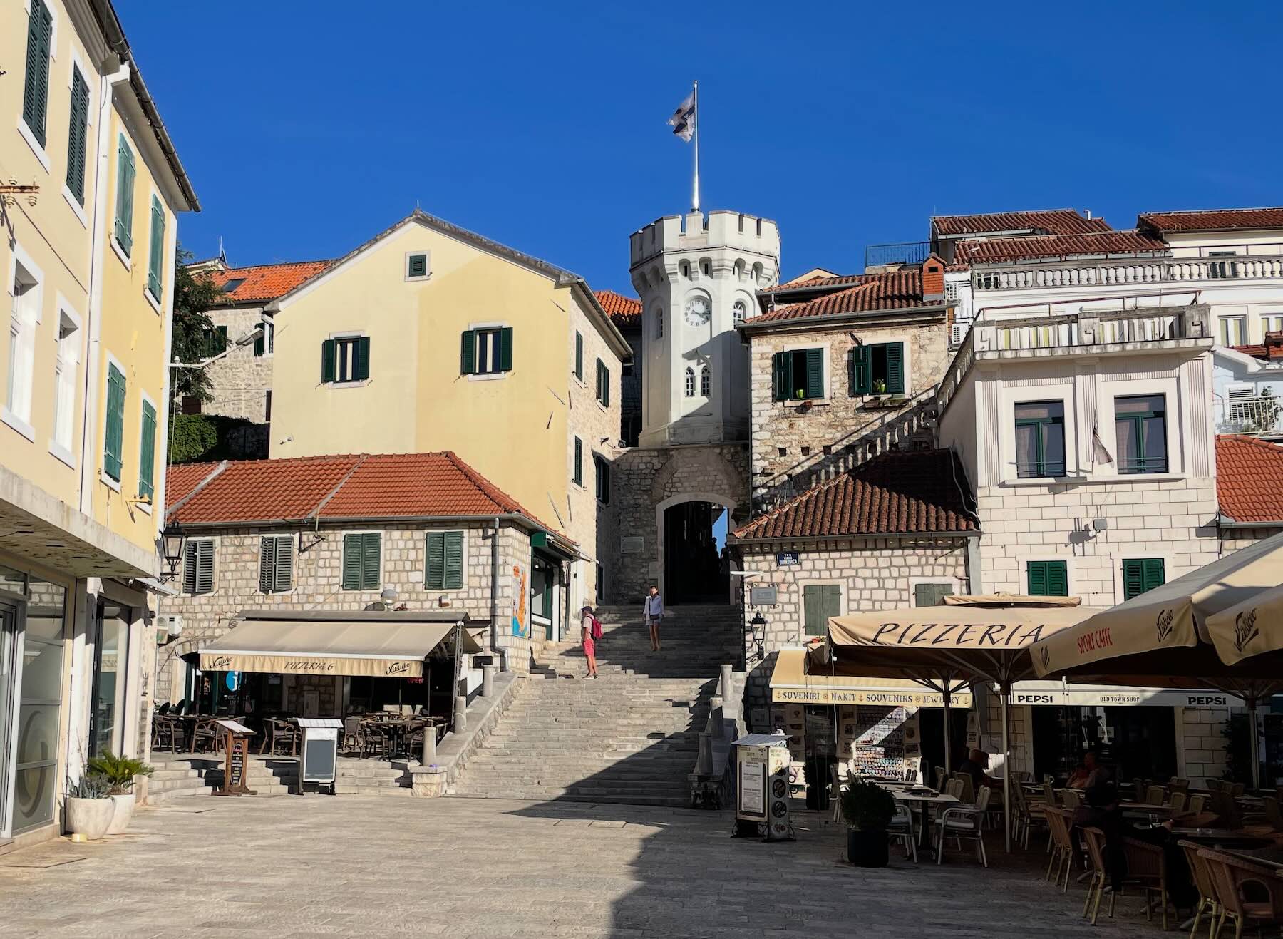 Montenegro em um dia: Perast, Kotor e Herceg Novi saindo de Trebinje 24 Torre do Relógio Sahat Kula, no centro histórico de Herceg Novi