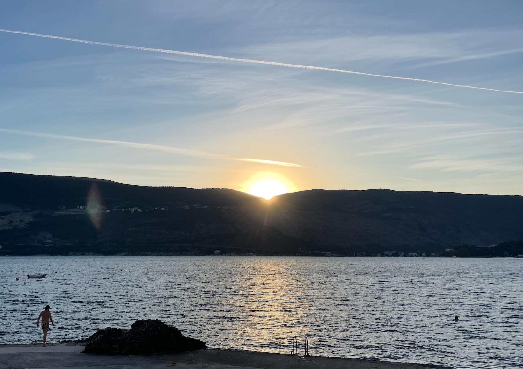 Montenegro em um dia: Perast, Kotor e Herceg Novi saindo de Trebinje 33 Pôr do sol atrás das colinas em Herceg Novi