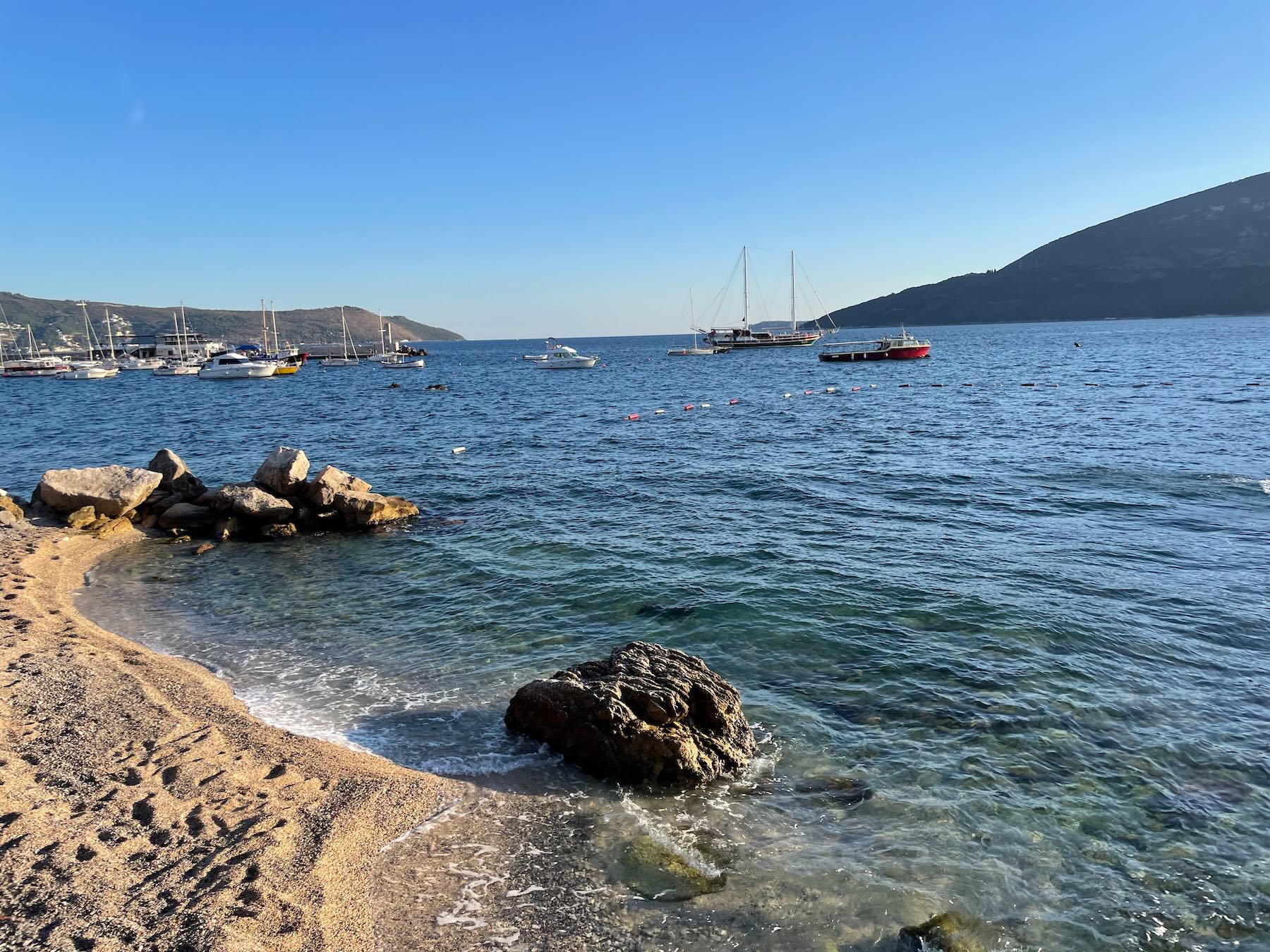 Montenegro em um dia: Perast, Kotor e Herceg Novi saindo de Trebinje 32 Pessoas na praia de Herceg Novi em outubro