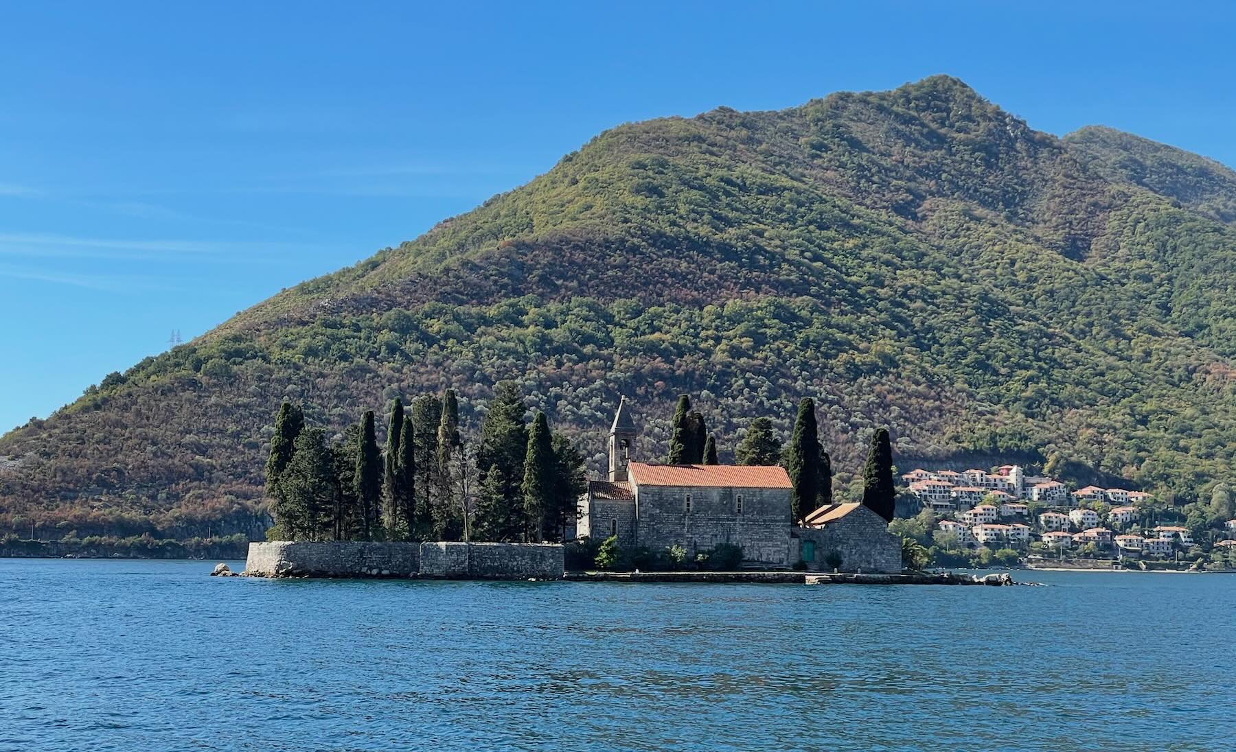 Montenegro em um dia: Perast, Kotor e Herceg Novi saindo de Trebinje 5 A Ilha de São Jorge, nos arredores de Perast, em Montenegro, vista do nosso barco