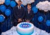 ITA Airways faz 5 anos e anuncia voos para Santo Domingo, Caracas e Verona: as novidades do inverno Dois tripulantes da ITA Airways ao lado de um bolo com o logo da companhia e cinco velas