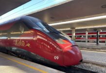 Italo eXtra Magic: passagens de trem com até 70% de desconto Trem de alta velocidade da Italo parado na plataforma da estação
