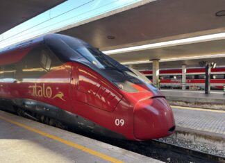 Italo eXtra Magic: passagens de trem com até 70% de desconto Trem de alta velocidade da Italo parado na plataforma da estação