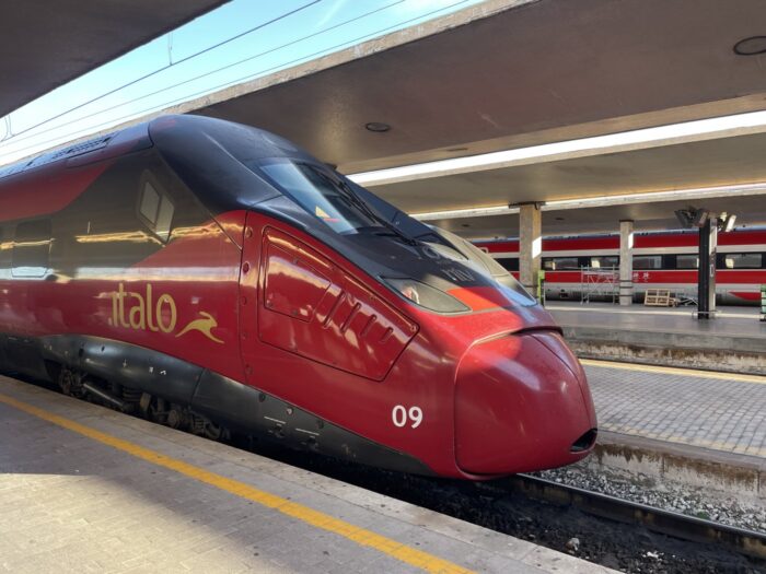 Italo eXtra Magic: passagens de trem com até 70% de desconto 1 Trem de alta velocidade da Italo parado na plataforma da estação