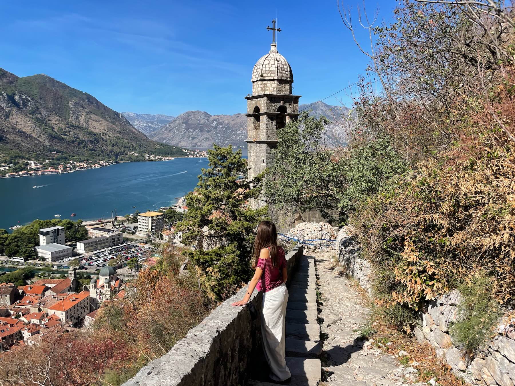 Montenegro em um dia: Perast, Kotor e Herceg Novi saindo de Trebinje 14 Aurora nas muralhas de Kotor com a torre da Igreja de Nossa Senhora da Saúde ao fundo