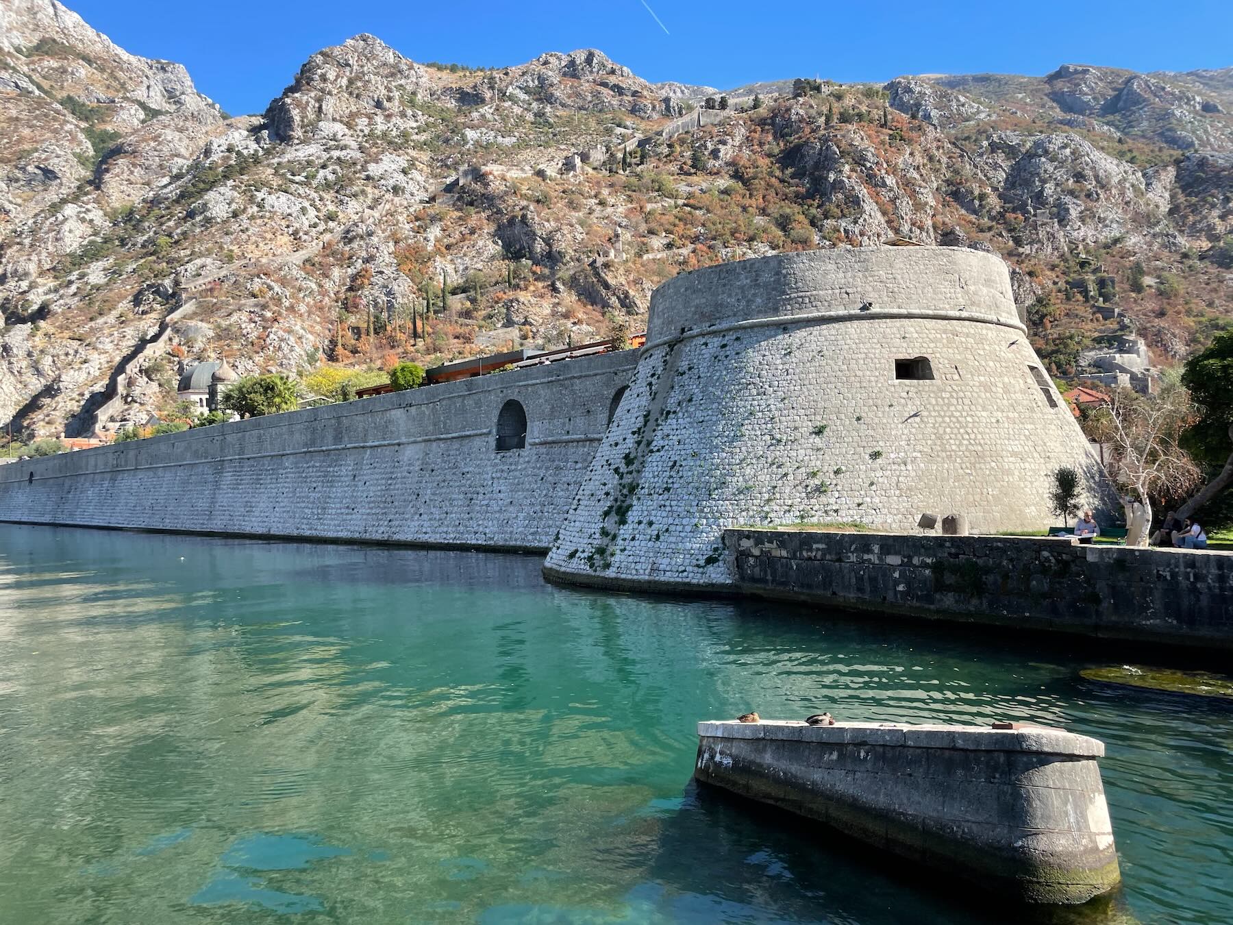 Montenegro em um dia: Perast, Kotor e Herceg Novi saindo de Trebinje 18 Fortificações de Kotor com a vegetação em tons de vermelho do outono