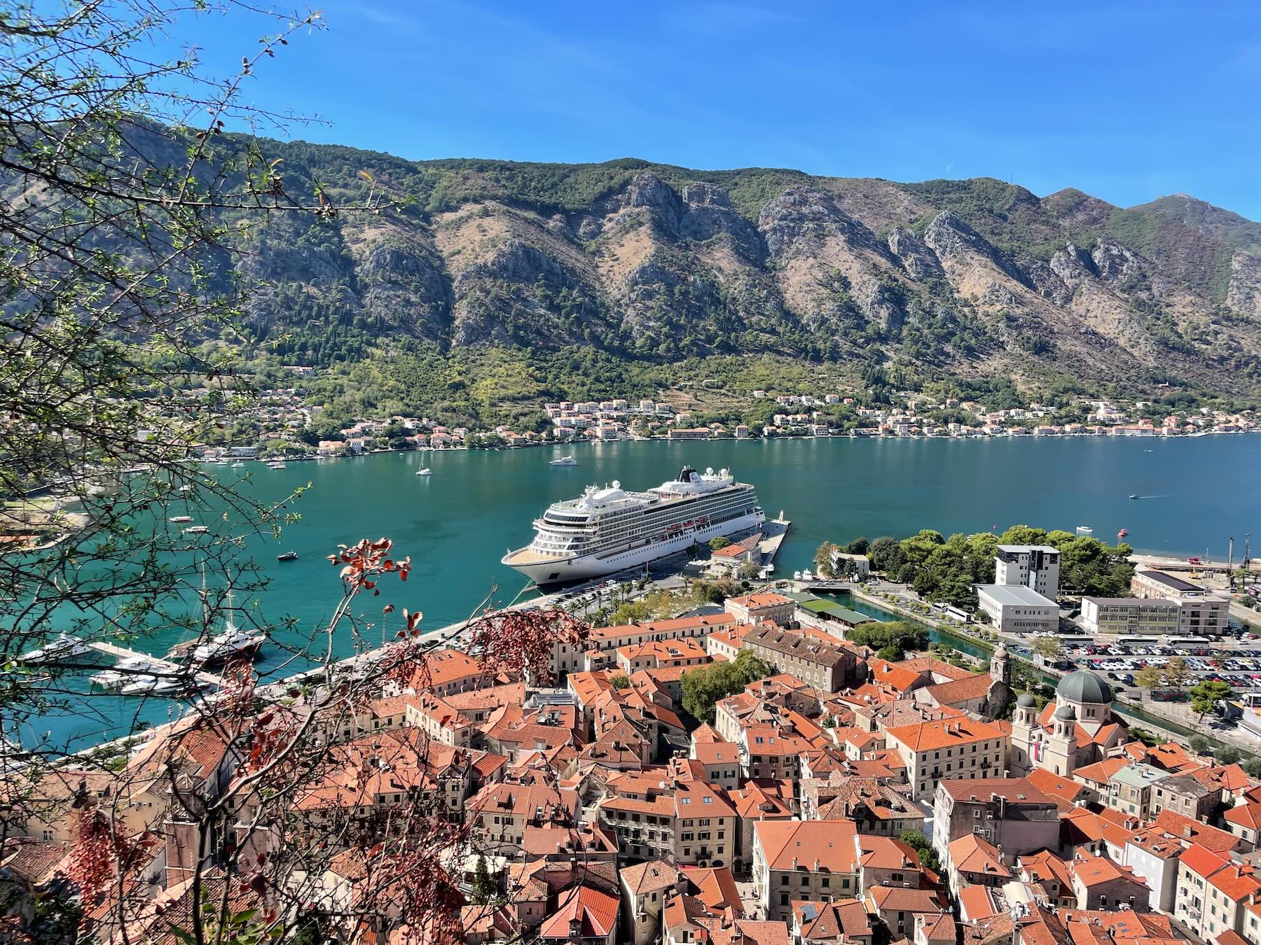 Montenegro em um dia: Perast, Kotor e Herceg Novi saindo de Trebinje 13 Vista panorâmica de Kotor e da baía do alto das muralhas