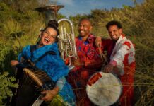 Lívia Mattos na Itália em novembro de 2026: shows perto de Trento e em Florença Lívia Mattos com o acordeão, ao lado de dois músicos com tuba e tambor