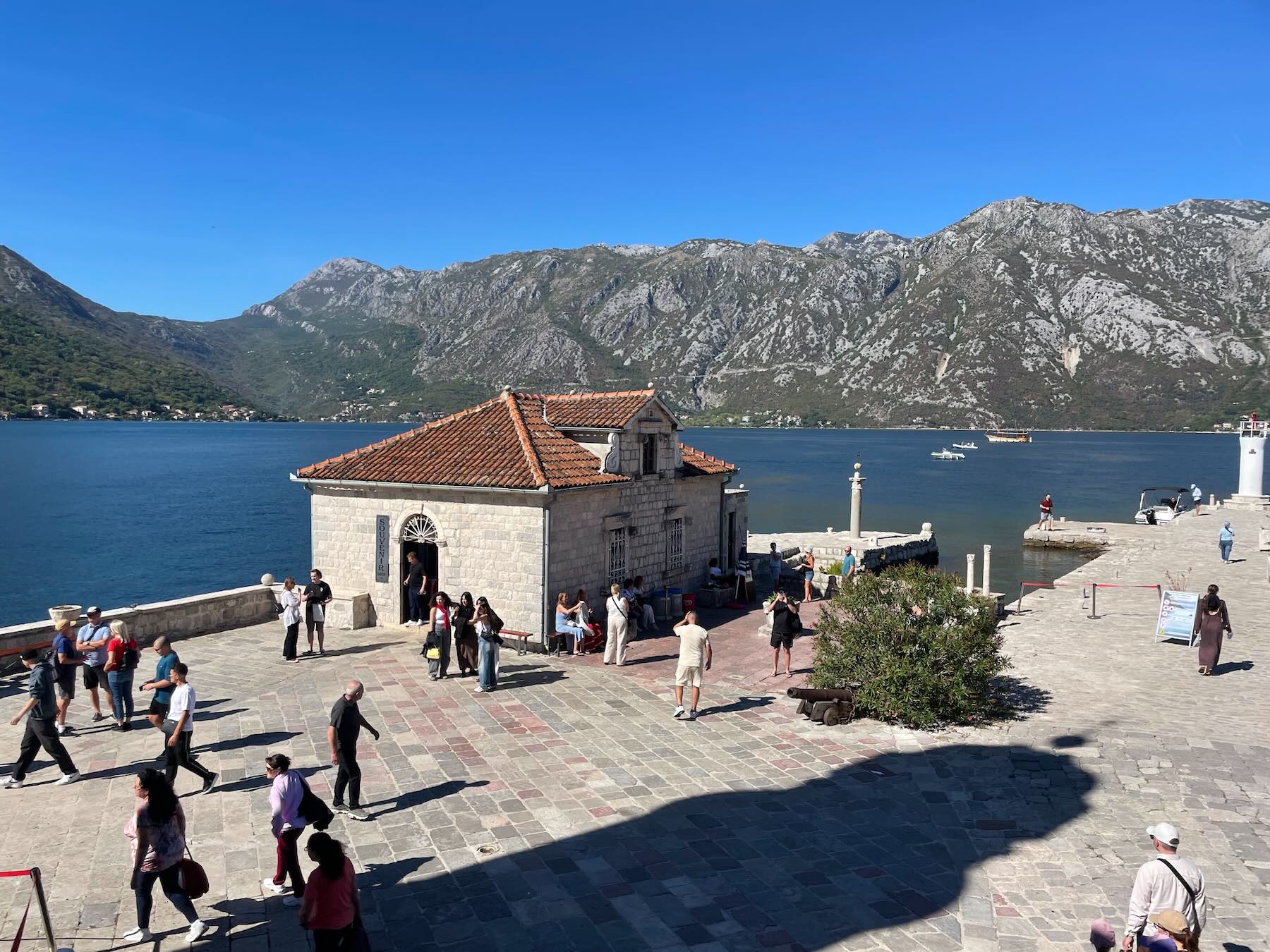 Montenegro em um dia: Perast, Kotor e Herceg Novi saindo de Trebinje 8 Lojinha de souvenirs na ilha de Nossa Senhora das Rochas, em Montenegro