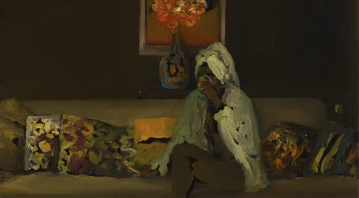 Detalhe da pintura Second Wind, de Danielle McKinney, com uma mulher sentada num sofá diante de um vaso de flores, imagem da mostra Tra noi no Museo Novecento de Florença