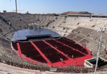 Arena de Verona vista da arquibancada, com a plateia montada