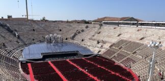Music Awards 2027 na Arena de Verona: ingressos e datas Arena de Verona vista da arquibancada, com a plateia montada