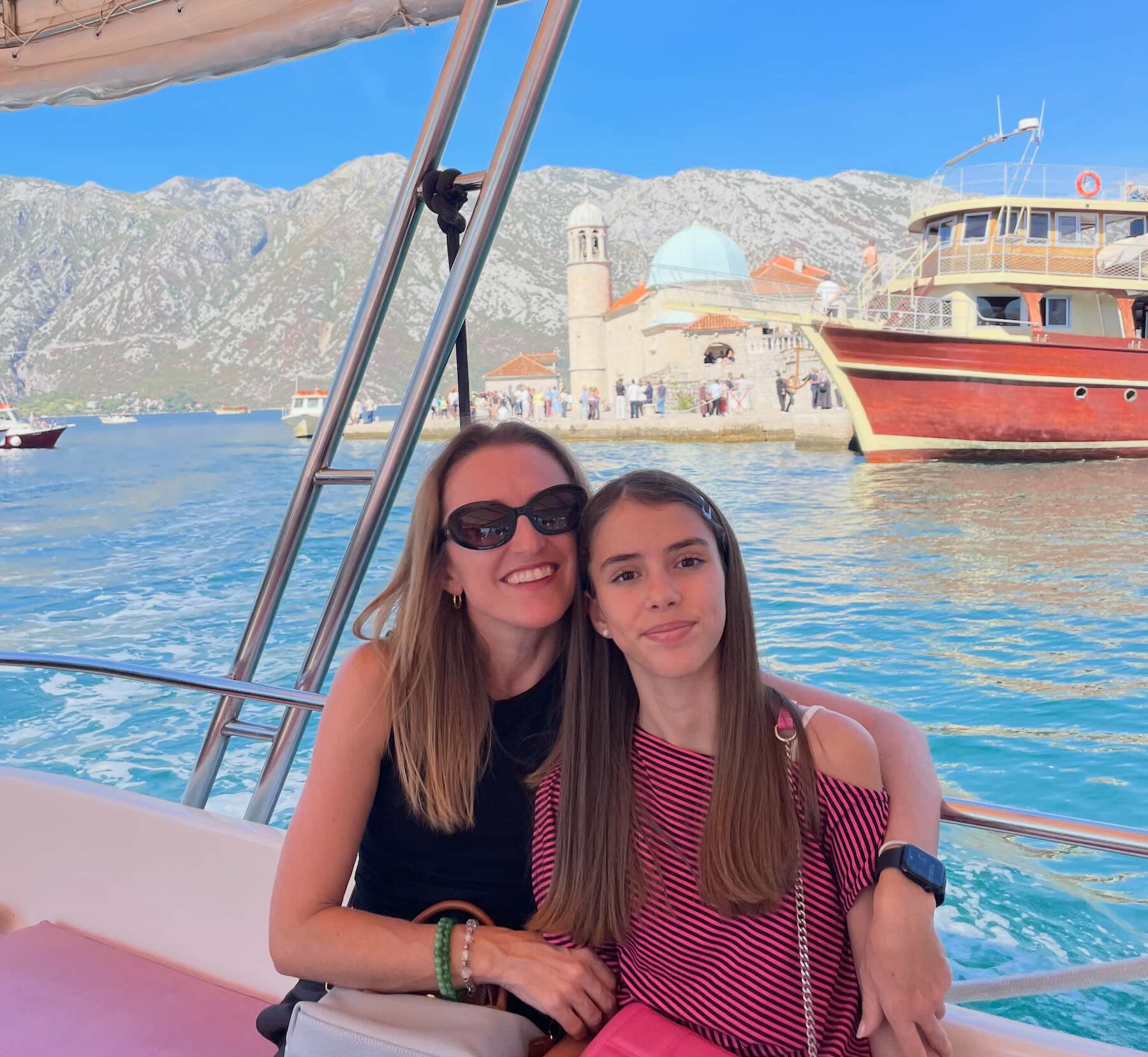 Montenegro em um dia: Perast, Kotor e Herceg Novi saindo de Trebinje 3 Mãe e filha no passeio de barco de Perast para a ilha de Nossa Senhora das Rochas