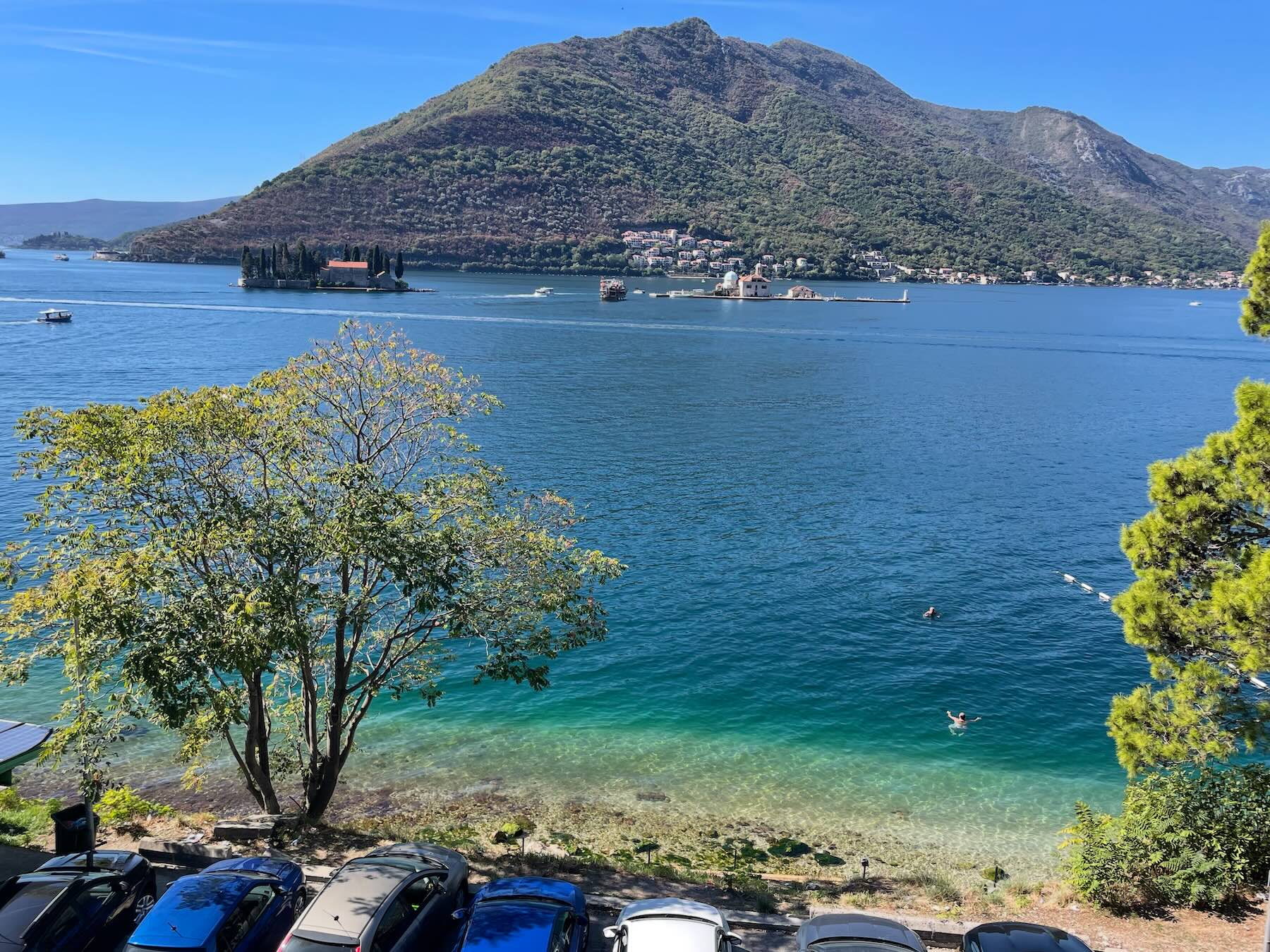 Montenegro em um dia: Perast, Kotor e Herceg Novi saindo de Trebinje 4 O estacionamento onde deixar o carro em Perast: no fundo as ilhas de São Jorge e de Nossa Senhora das Rochas, no centro a cor do mar convidativa, apesar de já ser outubro