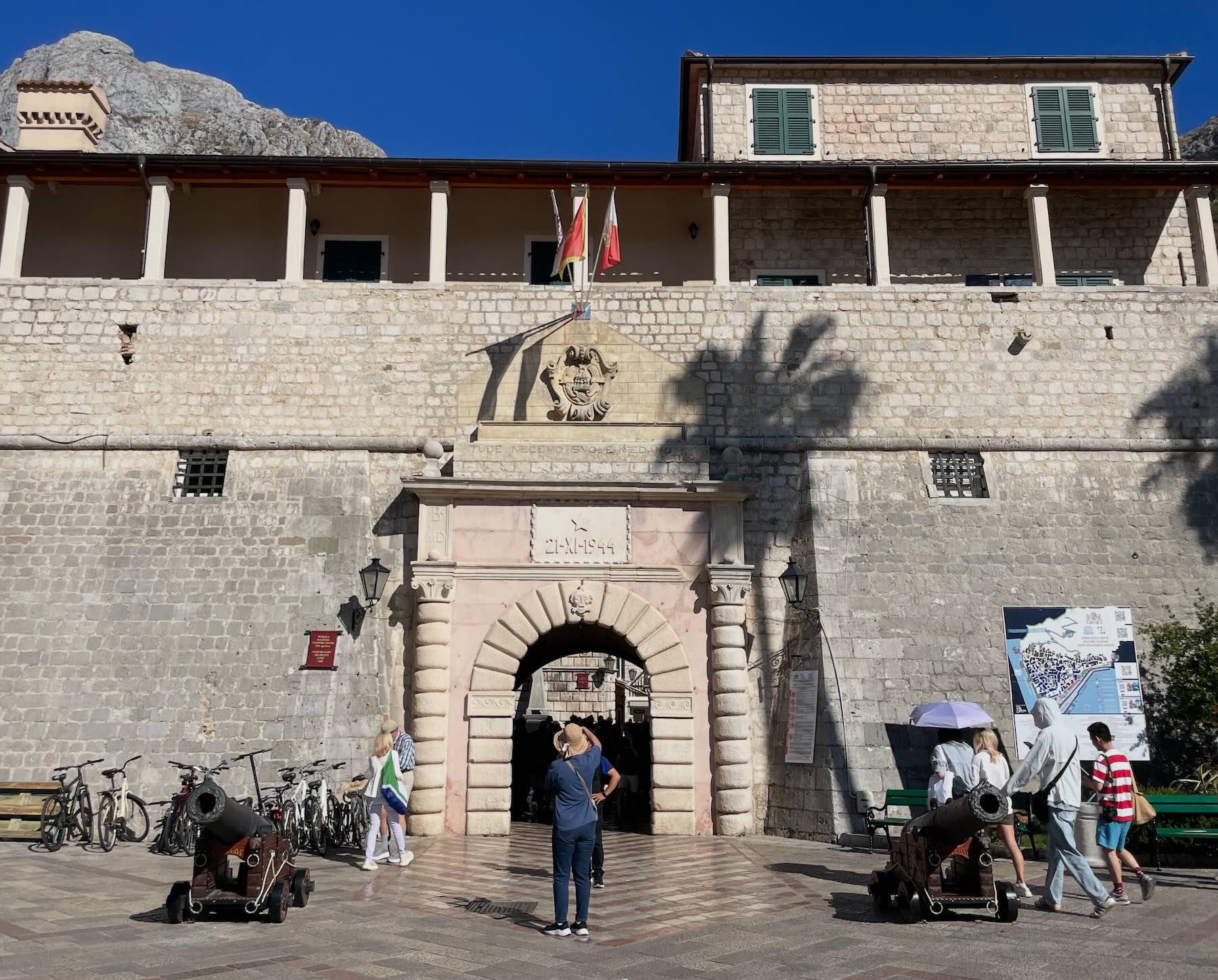 Montenegro em um dia: Perast, Kotor e Herceg Novi saindo de Trebinje 22 Porta principal de entrada da cidade velha de Kotor