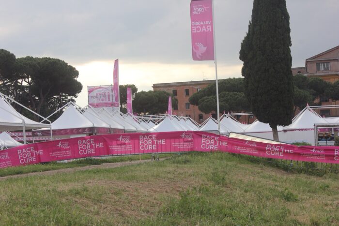 Museus grátis na Itália até 31 de outubro com doação para a prevenção do câncer de mama 1 Tendas brancas e faixas cor-de-rosa da Race for the Cure, da Komen Italia, no Circo Massimo, em Roma