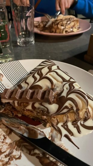 Montenegro em um dia: Perast, Kotor e Herceg Novi saindo de Trebinje 35 Crepe com calda de chocolate ao leite e branco e uma barra de chocolate por cima, em Trebinje
