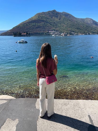 Montenegro em um dia: Perast, Kotor e Herceg Novi saindo de Trebinje 9 Aurora de costas, com um sorvete na mão, olhando a baía em Perast