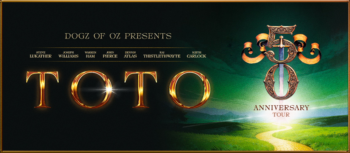 Ingressos Toto em Lucca em 2027: turnê dos 50 anos no Lucca Summer Festival 1 Banner da turnê 50 Anniversary Tour do Toto, com os nomes dos músicos