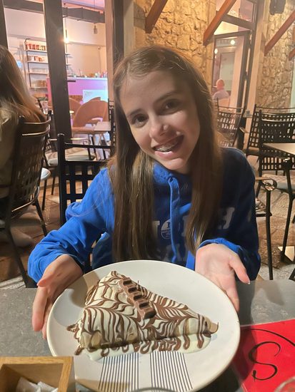 Montenegro em um dia: Perast, Kotor e Herceg Novi saindo de Trebinje 34 Aurora com um crepe coberto de chocolate ao leite e chocolate branco em Trebinje