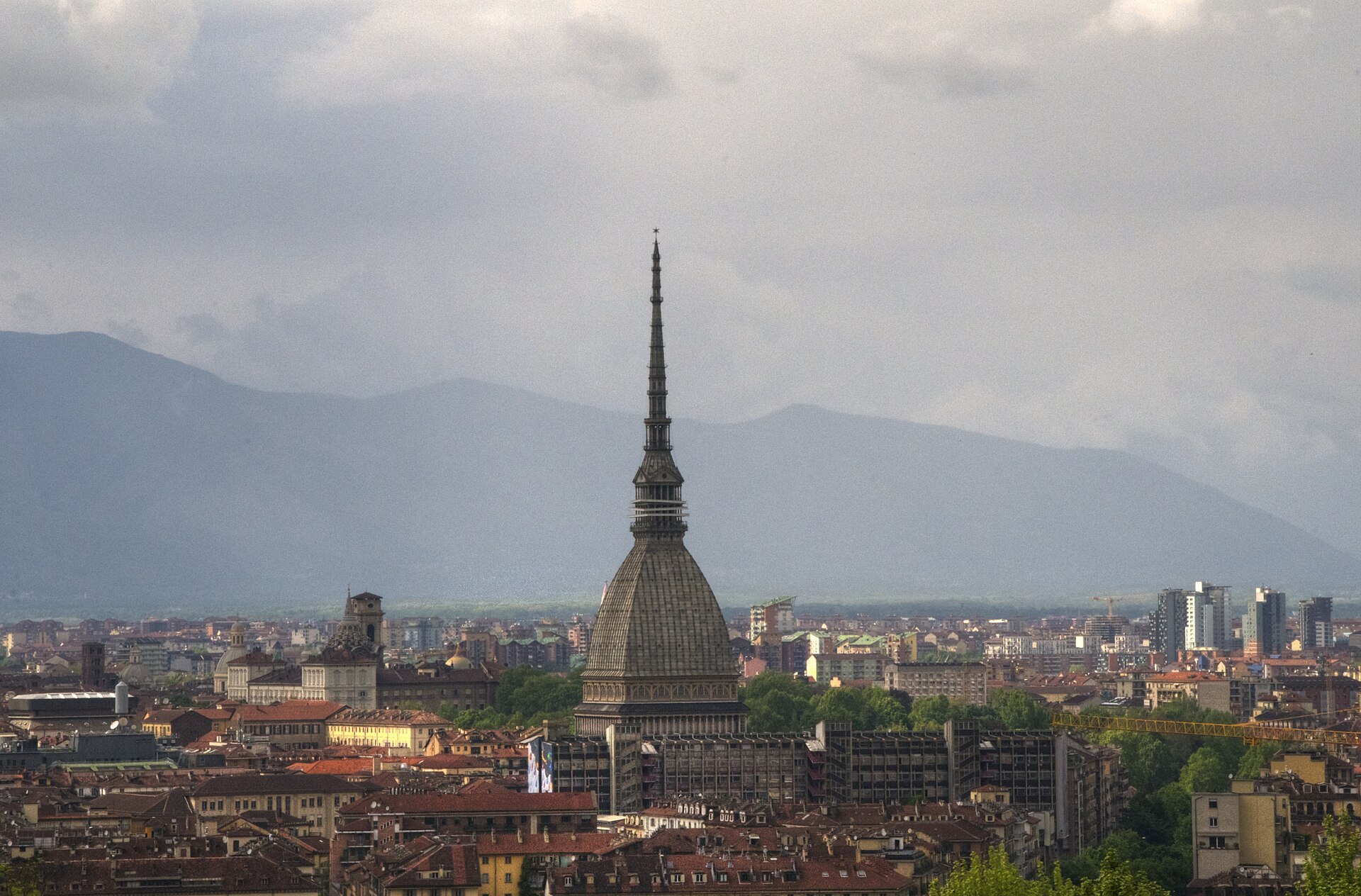 Panorama de Turim com a Mole Antonelliana e os Alpes ao fundo